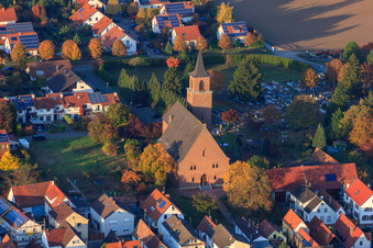 Vue aérienne de Église au cimetière de Spanierstr à Essingen dans le département Rhénanie-Palatinat, Allemagne