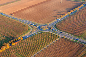 Vue aérienne de Rond-point B272 entre champs et vignes à Essingen dans le département Rhénanie-Palatinat, Allemagne
