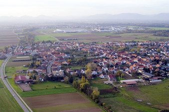 Vue oblique de Champs agricoles et terres agricoles à Ottersheim bei Landau dans le département Rhénanie-Palatinat, Allemagne