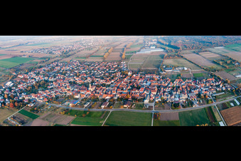 Vue aérienne de Vue sur le village à Zeiskam dans le département Rhénanie-Palatinat, Allemagne