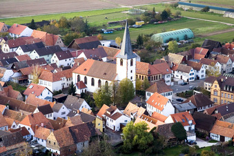 Vue aérienne de Église de la Lange Straße à Ottersheim bei Landau dans le département Rhénanie-Palatinat, Allemagne