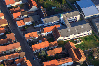 Extension DBK dans les jardins Unterkandler à Kandel dans le département Rhénanie-Palatinat, Allemagne d'un drone