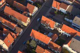 Vue aérienne de Rue du Rhin à Kandel dans le département Rhénanie-Palatinat, Allemagne