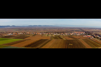 Vue aérienne de Perspective panoramique des champs et des terres agricoles à Winden dans le département Rhénanie-Palatinat, Allemagne