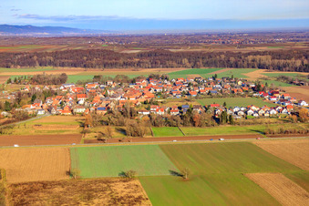 Vue aérienne de Vue du village depuis le sud à Barbelroth dans le département Rhénanie-Palatinat, Allemagne