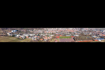 Vue aérienne de Terrains de sport du SpVgg 1920 Bad Bergzabern eV, Rebmeerbad Bad Bergzabern et Centre scolaire Alfred-Grosser Realschule plus et Fachoberschule Bad Bergzabern à Bad Bergzabern dans le département Rhénanie-Palatinat, Allemagne