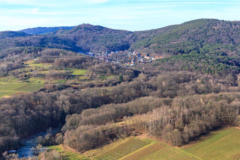 Vue aérienne de Vue du Dornöschen dans le Palatinat caché dans les montagnes de la forêt du Palatinat à Dörrenbach dans le département Rhénanie-Palatinat, Allemagne