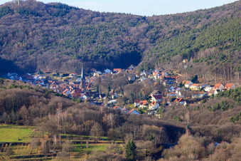 Vue aérienne de Vue du Dornöschen dans le Palatinat caché dans les montagnes de la forêt du Palatinat à Dörrenbach dans le département Rhénanie-Palatinat, Allemagne
