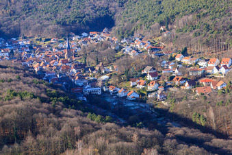 Vue oblique de Vue du Dornöschen dans le Palatinat caché dans les montagnes de la forêt du Palatinat à Dörrenbach dans le département Rhénanie-Palatinat, Allemagne