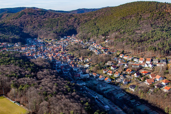 Vue oblique de Paysage forestier et montagneux de la forêt du sud du Palatinat à Dörrenbach dans le département Rhénanie-Palatinat, Allemagne