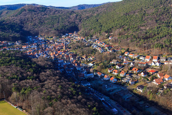 Vue du Dornöschen dans le Palatinat caché dans les montagnes de la forêt du Palatinat à Dörrenbach dans le département Rhénanie-Palatinat, Allemagne d'en haut