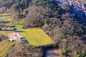 Vue d'oiseau de Terrain de sport et parking pour mobil-homes du club de football SV 1946 Dörrenbach Dörrenbach à Dörrenbach dans le département Rhénanie-Palatinat, Allemagne