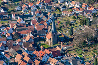 Vue aérienne de Église fortifiée Saint-Martin au centre du village à Dörrenbach dans le département Rhénanie-Palatinat, Allemagne