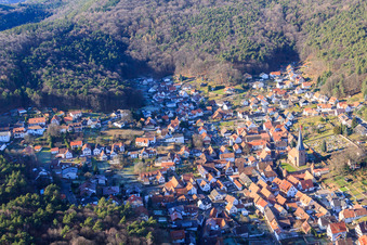 Vue du Dornöschen dans le Palatinat caché dans les montagnes de la forêt du Palatinat à Dörrenbach dans le département Rhénanie-Palatinat, Allemagne hors des airs