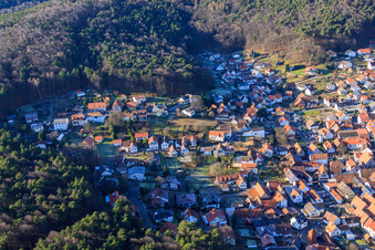Vue du Dornöschen dans le Palatinat caché dans les montagnes de la forêt du Palatinat à Dörrenbach dans le département Rhénanie-Palatinat, Allemagne vue d'en haut