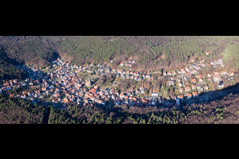 Vue aérienne de Panorama de la ville et des environs à Dörrenbach dans le département Rhénanie-Palatinat, Allemagne