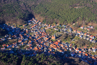 Vue du Dornöschen dans le Palatinat caché dans les montagnes de la forêt du Palatinat à Dörrenbach dans le département Rhénanie-Palatinat, Allemagne depuis l'avion