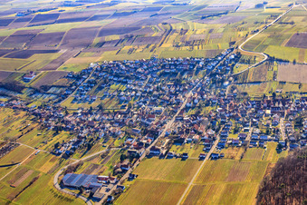 Vue aérienne de Vue du village viticole entre les vignes depuis l'ouest à Oberotterbach dans le département Rhénanie-Palatinat, Allemagne