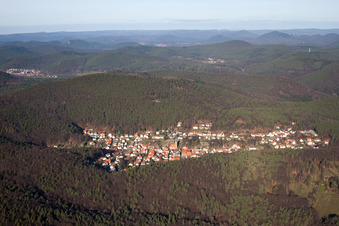 Paysage forestier et montagneux de la forêt du sud du Palatinat à Dörrenbach dans le département Rhénanie-Palatinat, Allemagne d'en haut