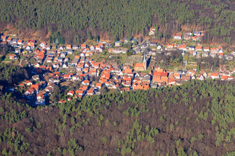 Vue d'oiseau de Vue du Dornöschen dans le Palatinat caché dans les montagnes de la forêt du Palatinat à Dörrenbach dans le département Rhénanie-Palatinat, Allemagne