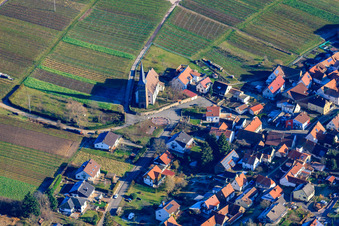 Vue aérienne de Église protestante Rechtenbach en bordure du vignoble à le quartier Rechtenbach in Schweigen-Rechtenbach dans le département Rhénanie-Palatinat, Allemagne