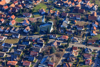 Vue aérienne de Église catholique à le quartier Rechtenbach in Schweigen-Rechtenbach dans le département Rhénanie-Palatinat, Allemagne