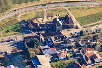 Vue aérienne de Porte allemande des vins du Palatinat et restaurant à le quartier Schweigen in Schweigen-Rechtenbach dans le département Rhénanie-Palatinat, Allemagne