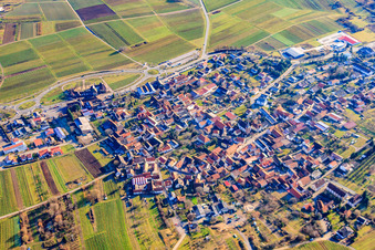 Vue aérienne de Vue du village viticole entre les vignes depuis le nord-ouest à le quartier Schweigen in Schweigen-Rechtenbach dans le département Rhénanie-Palatinat, Allemagne