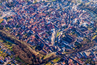 Photographie aérienne de Quartier de la vieille ville et centre-ville à Wissembourg dans le département Bas Rhin, France