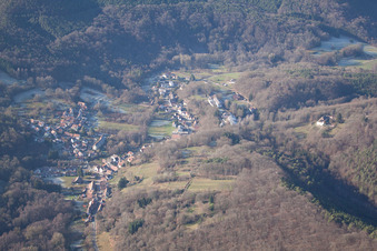 Vue aérienne de Château Langenberg à Weiler dans le département Bas Rhin, France