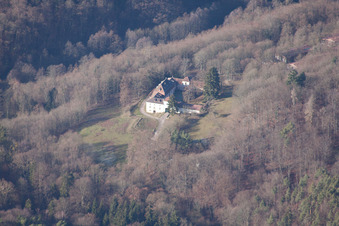 Vue aérienne de Château Langenberg à Weiler dans le département Bas Rhin, France