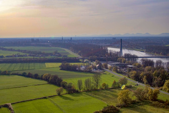 Vue aérienne de Pont autoroutier sur le Rhin près de Spire depuis le nord-est à Hockenheim dans le département Bade-Wurtemberg, Allemagne