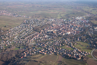 Wissembourg dans le département Bas Rhin, France vu d'un drone