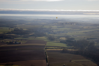 Vue aérienne de Steinseltz dans le département Bas Rhin, France