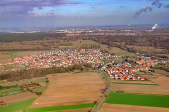 Vue aérienne de Village sur le Klingbach vu du sud-ouest à Hördt dans le département Rhénanie-Palatinat, Allemagne