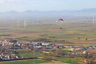 Vue aérienne de Parapente au-dessus de la zone industrielle de Nordring à Rülzheim dans le département Rhénanie-Palatinat, Allemagne