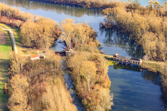 Vue aérienne de Embouchure du Michelsbach dans le Rhin avec station de pompage Sondernheim Sud sur le barrage du Rhin à le quartier Sondernheim in Germersheim dans le département Rhénanie-Palatinat, Allemagne