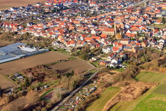 Vue oblique de Église catholique Saint-Jean-Baptiste à le quartier Sondernheim in Germersheim dans le département Rhénanie-Palatinat, Allemagne