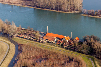 Photographie aérienne de Ensemble de bâtiments du musée Ziegeleimuseum Sondernheim sur les rives du Rhin à Germersheim dans le département Rhénanie-Palatinat, Allemagne