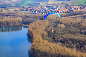 Vue aérienne de Parapente au-dessus du canal de Saalbach à le quartier Rußheim in Dettenheim dans le département Bade-Wurtemberg, Allemagne