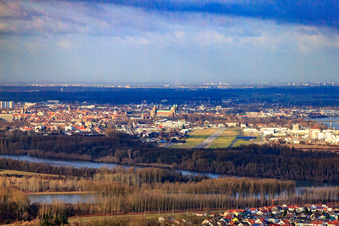 Vue aérienne de Aéroport Speyer depuis l'est à Speyer dans le département Rhénanie-Palatinat, Allemagne