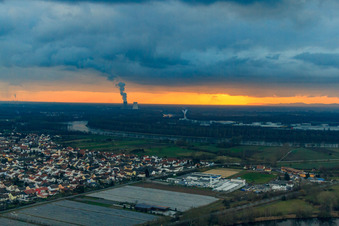 Vue aérienne de Vue de la ville depuis le nord avec la centrale nucléaire de Philippsburg en arrière-plan au coucher du soleil à Altlußheim dans le département Bade-Wurtemberg, Allemagne