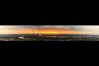 Vue aérienne de Boucle du Rhin au coucher du soleil depuis le nord-est à Speyer dans le département Rhénanie-Palatinat, Allemagne
