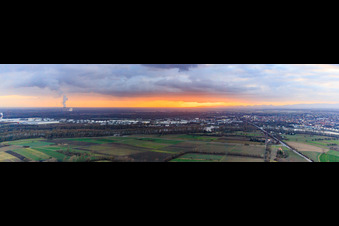 Vue aérienne de Pont Salier sur le Rhin au coucher du soleil à Altlußheim dans le département Bade-Wurtemberg, Allemagne