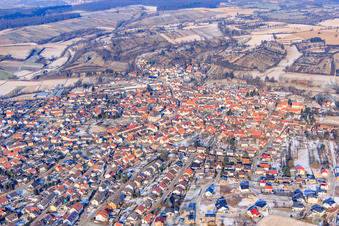 Vue aérienne de En hiver à le quartier Unteröwisheim in Kraichtal dans le département Bade-Wurtemberg, Allemagne