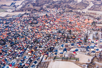 Vue aérienne de Hiver enneigé Unteröwisheim à le quartier Unteröwisheim in Kraichtal dans le département Bade-Wurtemberg, Allemagne