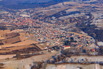 Vue aérienne de En hiver à le quartier Oberöwisheim in Kraichtal dans le département Bade-Wurtemberg, Allemagne