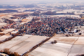 Vue aérienne de Vue sur le village à le quartier Münzesheim in Kraichtal dans le département Bade-Wurtemberg, Allemagne