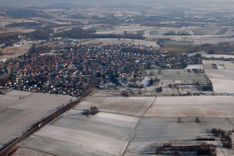 Vue aérienne de En hiver depuis l'ouest à le quartier Münzesheim in Kraichtal dans le département Bade-Wurtemberg, Allemagne
