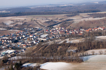 Vue aérienne de Du sud-ouest à le quartier Neuenbürg in Kraichtal dans le département Bade-Wurtemberg, Allemagne